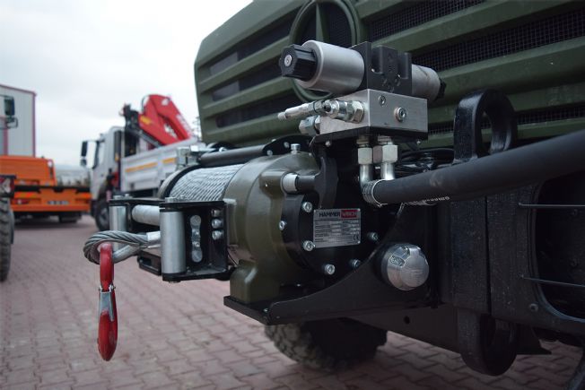 Askeri araç kurtarma operasyonunda kullanılan yüksek torklu hidrolik vinç